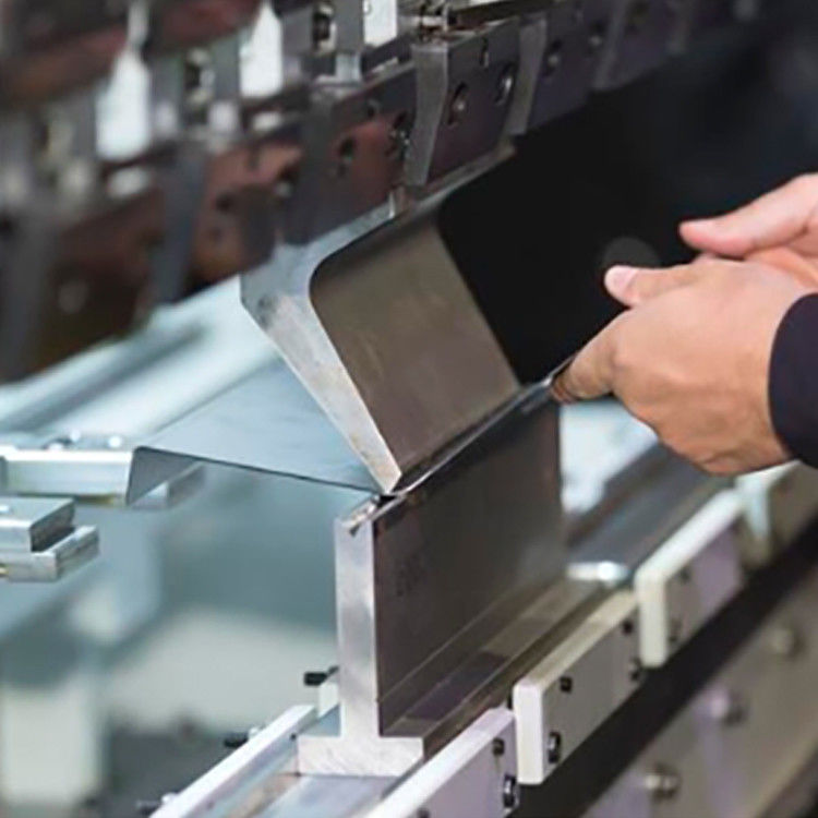 Produzione di lamiere di metallo personalizzate per l'industria medica.